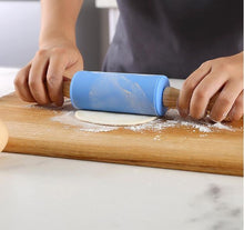 Load image into Gallery viewer, Food grade silica gel rolling pin, kneading stick and solid wood handle of rolling pin do not touch flour
